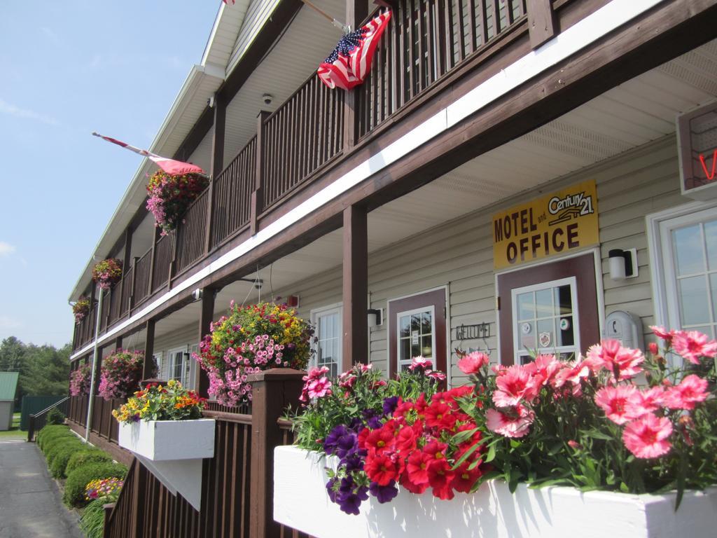 Bishops Country Inn Motel Jackman Exterior photo